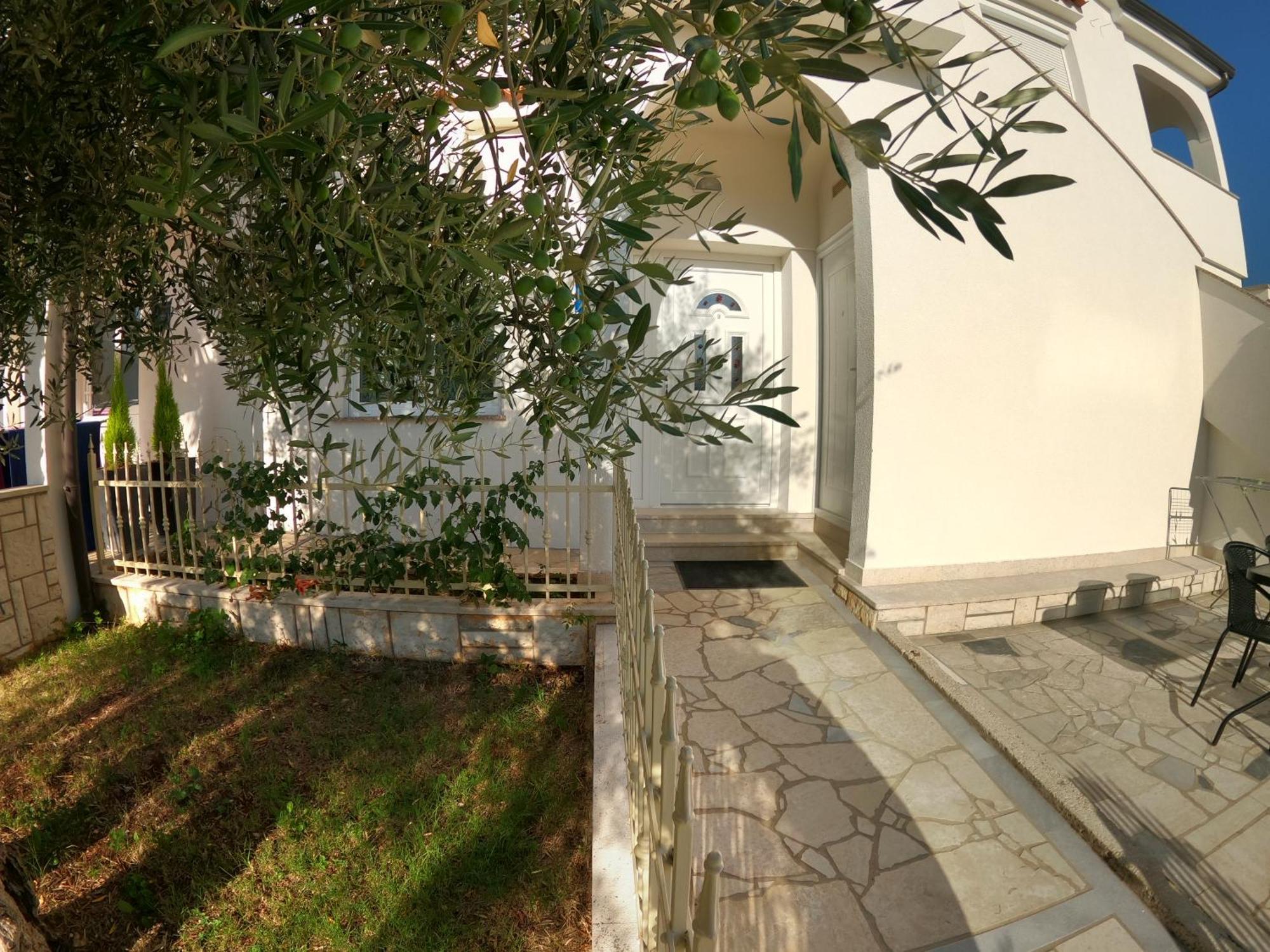 Palace Apartment *